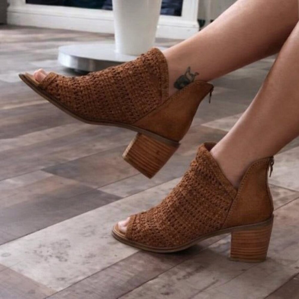 NEW Sbicca Crafted with a handwoven leather upper, stakced 2.5” leather heel